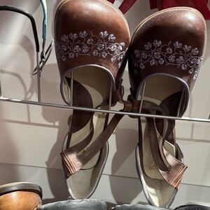 John Fluevog Hey Minstrel! Viardot Operetta heels.  Brown/Purple fits 8.5